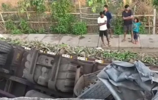 ଜାତୀୟ ରାଜପଥ ଉପରୁ ତଳକୁ ଖସିଲା କଦଳୀ ବୋଝେଇ ଟ୍ରକ: ଡ୍ରାଇଭର ଓ ହେଲପର ଗୁରୁତର