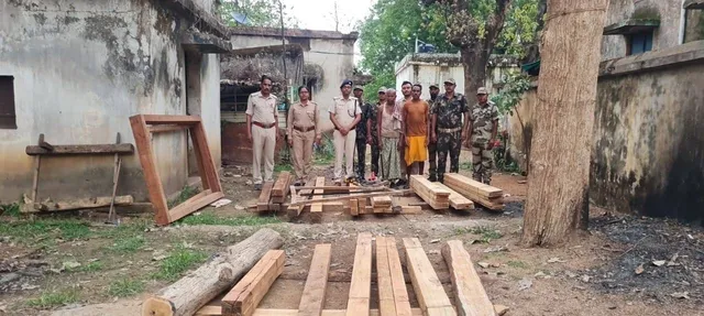 ଲକ୍ଷାଧିକ ଟଙ୍କାର କାଠ ଜବତ, ୨ ଗିରଫ