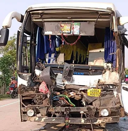 ଟ୍ରକକୁ ଧକ୍କା ଦେଲା ଯାତ୍ରୀବାହୀ ବସ୍: ଚାଳକ ଓ ହେଲପରଙ୍କ ଚାଲିଗଲା ଜୀବନ