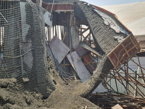 ପୁରୀ ରେଳଷ୍ଟେସନରେ ନବନିର୍ମିତ ଛାତ ଭୁଶୁଡ଼ିଲା, ୩ ଶ୍ରମିକ ଆହତ