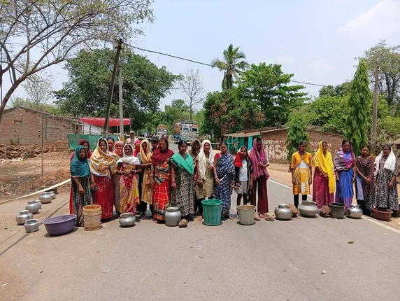 ପାନୀୟ ଜଳ ସମସ୍ୟାର ସମାଧାନ ନେଇ ରାସ୍ତା ଅବରୋଧ କଲେ ଗ୍ରାମବାସୀ