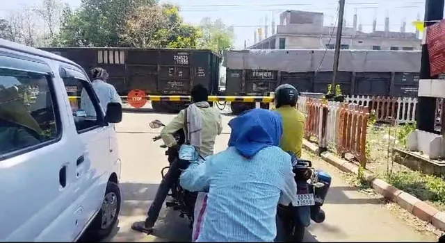 ଯାନ୍ତ୍ରିକ ତ୍ରୁଟି, ଘଣ୍ଟାଏ ଅଟକିଲା ଟ୍ରେନ୍‌ : ଖରା ତାତିରେ ଛଟପଟ ଜନସାଧାରଣ