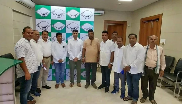 ଶଙ୍ଖ ଭବନରେ ଆଲୋଚନା ପରେ ଫେରିଲେ ବୀରମହାରାଜପୁର ପଞ୍ଚାୟତ ସମିତି ଉପାଧ୍ୟକ୍ଷ, ସମର୍ଥକ