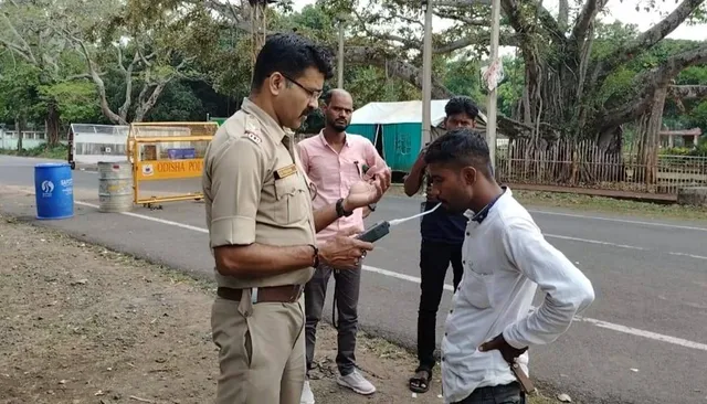 କଳିଙ୍ଗା ନାକାରେ ପୁଲିସ ପକ୍ଷରୁ କଡ଼ାକଡ଼ି ଯାଞ୍ଚ: ମଦୁଆ ଚାଳକଙ୍କୁ ଅଡ଼ୁଆ, ଚିନ୍ତାରେ ଗଞ୍ଜେଇ ବେପାରୀ