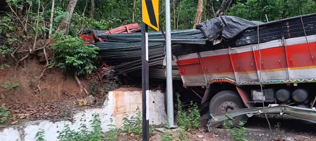 କଳିଙ୍ଗା ଘାଟିରେ ଲୁହା ଛଡ଼ ବୋଝେଇ ଟ୍ରକ ଦୁର୍ଘଟଣାଗ୍ରସ୍ତ; ମୃତ୍ୟୁମୁଖରୁ ବର୍ତ୍ତିଲେ ଚାଳକ