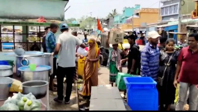 ପ୍ରଚଣ୍ଡ ରୌଦ୍ରତାପରେ ରାସ୍ତାରେ ଯାତାୟତ ଯାତ୍ରୀଙ୍କୁ ଲେମ୍ବୁ-ମିଶ୍ରି ପଣା ବଣ୍ଟନ କଲା କଳିଙ୍ଗା ଯୁବକ ସଙ୍ଘ