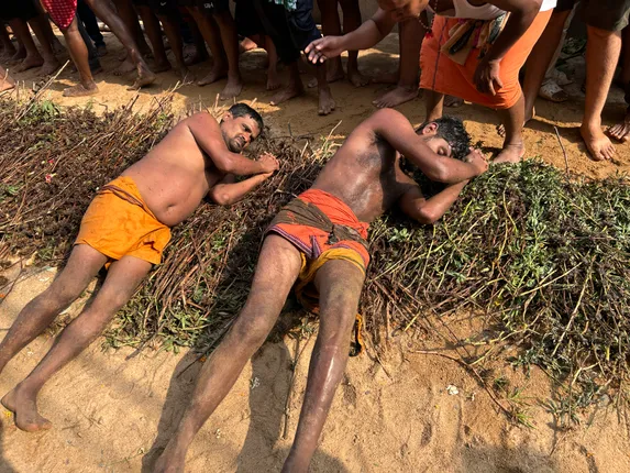 ମେରୁ ଯାତ୍ରା ପାଇଁ ଚଳଚଞ୍ଚଳ ଖୋର୍ଦ୍ଧା: କଣ୍ଟାରେ ଗଡ଼ିଲେ, ନିଆଁରେ ଚାଲିବେ