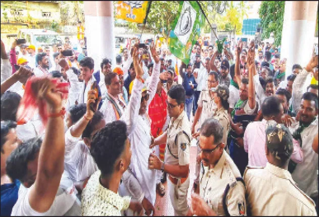 ପ୍ରାର୍ଥିପତ୍ର ଦାଖଲ ବେଳେ ବିଜେଡି-ବିଜେପି ମୁହାଁମୁହିଁ: ବିଜେଡିର ଜୟ ଜଗନ୍ନାଥ ଓ ବିଜେପିର ଜୟ ଶ୍ରୀରାମ ନାରା