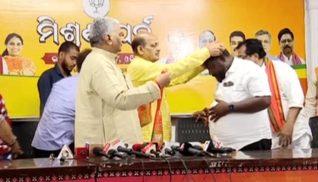 ବିଜେଡି ଛାଡ଼ି ବିଜେପିରେ ଯୋଗଦେଲେ ଖଲିକୋଟ୍‌ର ସ୍ୱର୍ଗତ ରାଣୀ ସୁଜ୍ଞାନ କୁମାରୀ ଦେଓଙ୍କ ଶତାଧିକ ସମର୍ଥକ