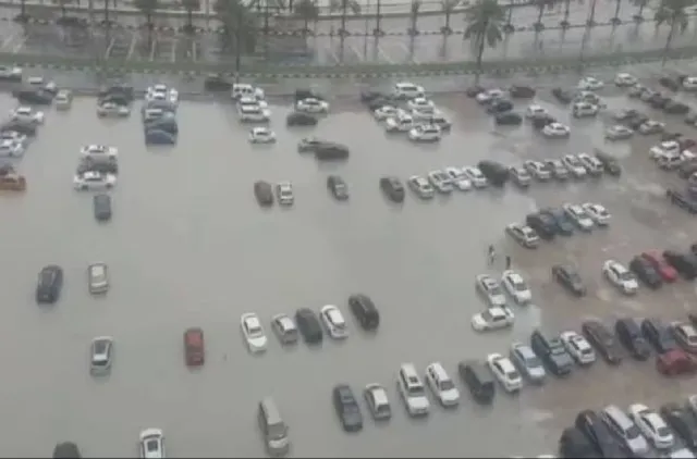 ଦୁବାଇରେ ପ୍ରବଳ ବର୍ଷା‌ ହେତୁ ବୁଡ଼ିଲା କାର୍‌; ବନ୍ଦ୍‌ ହେଲା ସ୍କୁଲ୍‌, ଘରୁ କାମ କଲେ ସରକାରୀ କର୍ମଚାରୀ