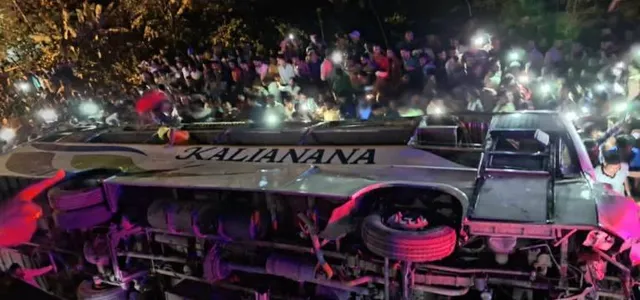 ଓଭର ବ୍ରିଜ୍ ତଳକୁ ଖସିଲା ଯାତ୍ରୀବାହୀ ବସ୍: ୪୦ ଆହତ