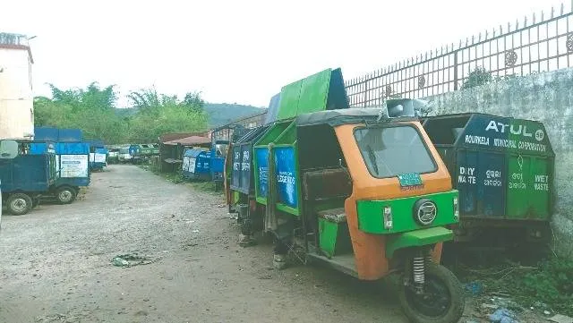 ଖତଖାଉଛି ଆର୍‌ଏମ୍‌ସିର ଅଳିଆବୁହା ଗାଡ଼ି: ୬୦ରୁ ଚାଲୁଛି ୩୫ ବ୍ୟାଟେରି ଯାନ