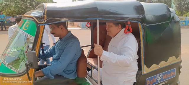 ଖୋର୍ଦ୍ଧା ରାସ୍ତାରେ ଅଟୋ ଚଳାଇଲେ ବିଜେଡି ଭୁବନେଶ୍ୱର ସାଂସଦ ପ୍ରାର୍ଥୀ ଓ ଖୋର୍ଦ୍ଧା ବିଧାୟକ