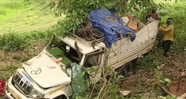 ୩୦ ଫୁଟ୍ ତଳକୁ ଖସିଲା ପିକ୍ଅପ୍ ଭ୍ୟାନ୍: ୩ କର୍ମଚାରୀ ଗୁରୁତର