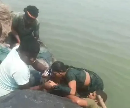 ସ୍ବାମୀଙ୍କ ଆଗରେ ୯ ମାସର ଶିଶୁକନ୍ୟାକୁ ଧରି ଖରସ୍ରୋତା ସେତୁରୁ ନଈକୁ ଡେଇଁଲେ ସ୍ତ୍ରୀ