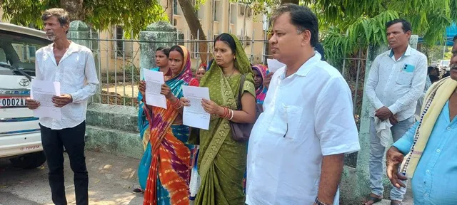 ପୁଲିସ ଅଧିକାରୀଙ୍କ ନାମରେ ସିଇଓଙ୍କ ନିକଟରେ ଫେରାଦ ହେଲେ ଗ୍ରାମବାସୀ