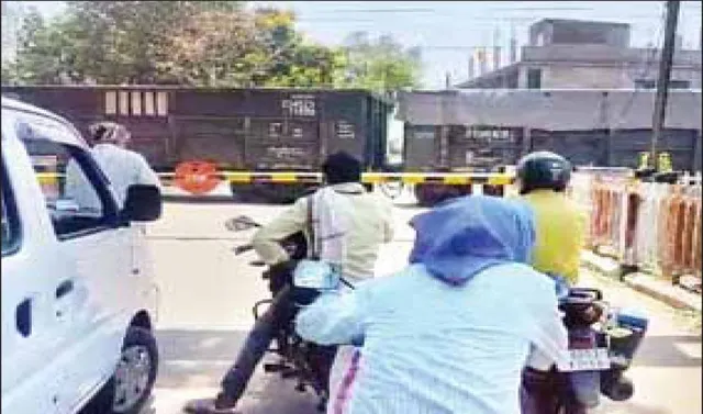 ଯାନ୍ତ୍ରିକ ତ୍ରୁଟିରୁ  ଘଣ୍ଟାଏ ଅଟକିଲା ଟ୍ରେନ୍‌: ତାତିରେ ଯାତ୍ରୀ ଛଟପଟ