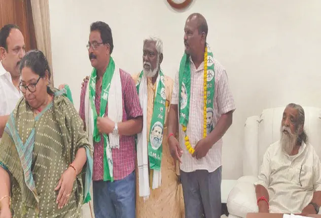 ବିଜେଡି ଛାଡ଼ି ଜେଏମ୍‌ଏମ୍‌ରେ ନୀହାର ସୁରିନ୍‌: ଶିବୁ ସୋରେନଙ୍କ ବାସଭବନରେ ସମର୍ଥକଙ୍କ ସହ ମିଶିଲେ