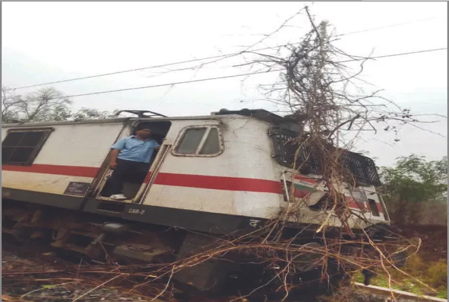 ରେଳ ଧାରଣାରେ ପଡ଼ିଲା ଗଛ: ଏର୍ଣ୍ଣାକୁଲମ-ଟାଟା, ବୋକାରୋ ଏକ୍ସପ୍ରେସ୍ ଘଣ୍ଟାଏ ବିଳମ୍ବ
