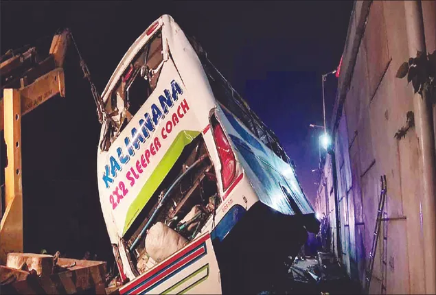 ଫ୍ଲାଏଓଭରରୁ ଖସିଲା ବସ୍‌: ୫ମୃତ, ୪୦ ଆହତ