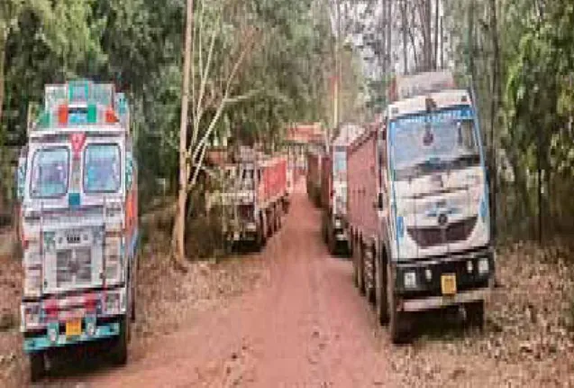 ଲୁହାପଥର ଗୁଣ୍ଡ ବଦଳରେ ଖଣ୍ଡ ପରିବହନ: ଖଣି ବିଭାଗ ଦ୍ୱାରା ୮ ଟ୍ରକ୍ ଜବତ