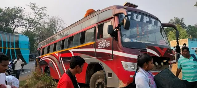 ଯାତ୍ରୀଙ୍କ ଜୀବନ ସହ ଖେଳ: ଓଭରଟେକ୍ କରିବାକୁ ଯାଇ ଘରୋଇ ବସ୍‌ ଦୁର୍ଘଟଣାଗ୍ରସ୍ତ, ୮ଯାତ୍ରୀ ଆହତ