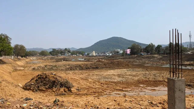 ଶୁଖିଲା ପଡ଼ିଛି ପ୍ରମୁଖ ଜଳାଶୟ: ପାଣି ପାଇଁ ମନୁଷ୍ୟ ସମେତ ପଶୁପକ୍ଷୀ ହନ୍ତସନ୍ତ 