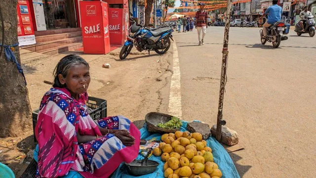 ଆମ୍ବ ବିକି ଚଳୁଛନ୍ତି ୭୦ ବର୍ଷୀୟ ଗୁରୁବାରୀ, ମିଳୁନି ଆବାସ ଯୋଜନାରେ ଘର