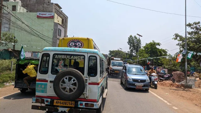 ମରିଗଲା ମାନବିକତା: ଟ୍ରାଫିକ୍‌ରେ ପସିଲା ୨ ଆମ୍ବୁଲାନସ୍ 