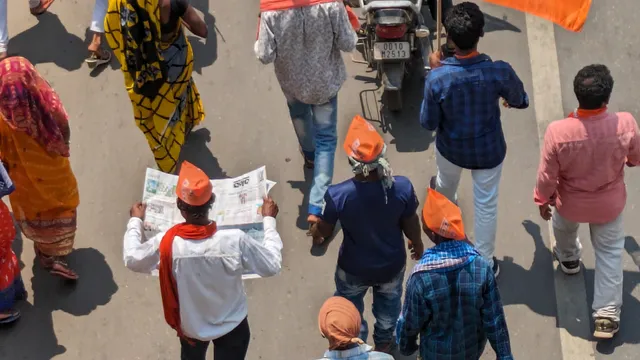 ରାଲିରେ ଚାଲୁଥିଲେ, ସମ୍ବାଦ ପଢୁଥିଲେ।