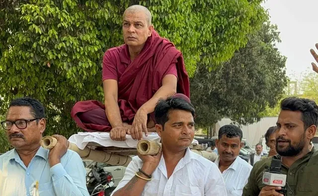 କୋକେଇରେ ବସି ପ୍ରାର୍ଥୀପତ୍ର ଦାଖଲ ପାଇଁ ଗଲେ ଅର୍ଥୀ ବାବା