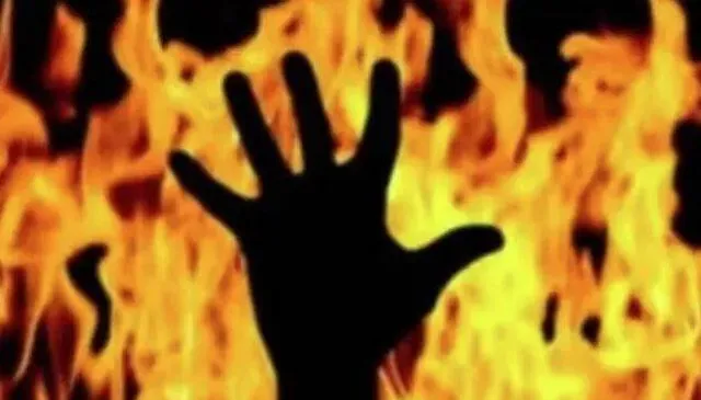 ଅସହ୍ୟ ହେଲା ସ୍ତ୍ରୀର ନିର୍ଯାତନା ! ପେଟ୍ରୋଲ ଢାଳି ନିଜ ଶରୀରରେ ନିଆଁ ଲଗାଇଲେ ସ୍ବାମୀ