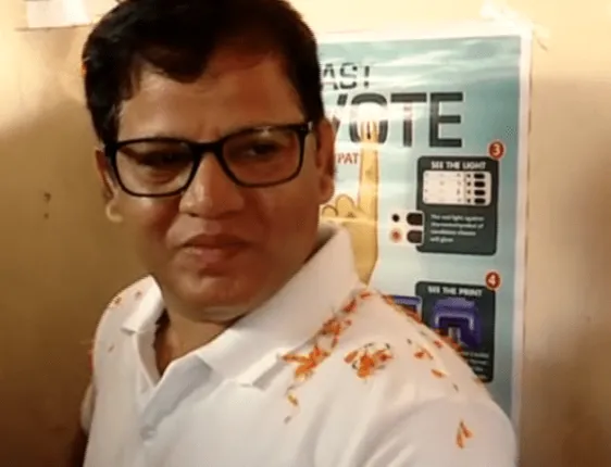 ହାତରୁ ସ୍ମାର୍ଟ ୱାଚ୍ ଖୋଲି ମତଦାନ କେନ୍ଦ୍ରରେ ଭୋଟ୍ ଦେଲେ ମୁଖ୍ୟ ନିର୍ବାଚନ ଅଧିକାରୀ