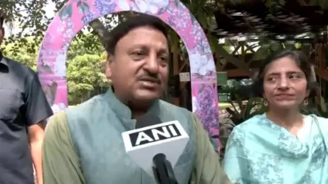 ପ୍ରଥମ ଭୋଟ୍ ଦେବାକୁ ମୁଁ ବାପାଙ୍କ ସହିତ ଆସିଥିଲି, ୯୫ ବର୍ଷ ବୟସରେ ସେ ମୋ ସହ ଆସିଛନ୍ତି: ବହୁ ସଂଖ୍ୟାରେ ଭୋଟ୍ ଦେବାକୁ ମୁଖ୍ୟ ନିର୍ବାଚନ କମିଶନର କଲେ ଅନୁରୋଧ