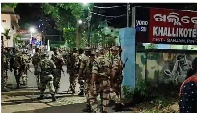 ଖଲ୍ଲିକୋଟ ହିଂସାକାଣ୍ଡ: ଅଭିଯୁକ୍ତଙ୍କୁ ଥାନାକୁ ନେବାବେଳେ ପୁଲିସ୍ ଗାଡି ଉପରକୁ ବୋତଲ-ଢେଲା ମାଡ,୧୪୪ ଧାରା ଜାରି