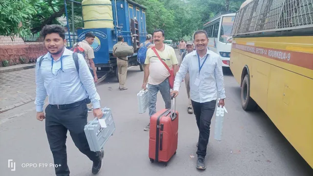 ୨୦ରେ ଓଡ଼ିଶାରେ ଦ୍ଵିତୀୟ ପର୍ଯ୍ୟାୟ ନିର୍ବାଚନ, ଆବଶ୍ୟକ ସାମଗ୍ରୀ ଓ ଇଭିଏମ ଧରି ମତଦାନ କେନ୍ଦ୍ର ଅଭିମୁଖେ ବାହାରିଲେ ପୋଲିଂ ଟିମ୍