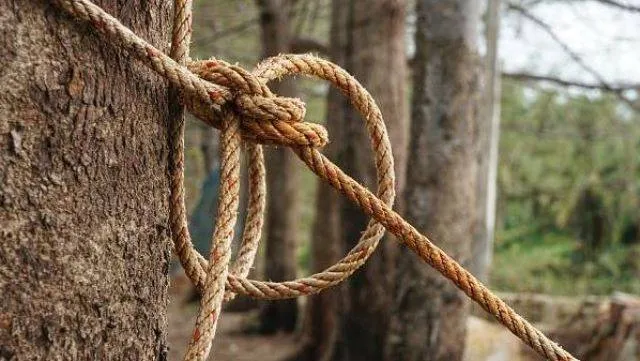 ଦେହ ବ୍ୟବସାୟ ସନ୍ଦେହ: ୪ ଜଣଙ୍କୁ ଗଛରେ ବାନ୍ଧି ନିସ୍ତୁକ ମାଡ଼, ପୁଲିସ୍ ଆସିଲେ ବି ମାନିଲେ ନି ‌ଉତ୍ୟକ୍ତ ଲୋକେ