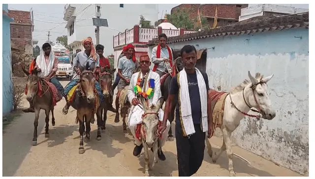 ବେକରେ ଖେଳଣା ମାଳ ପିନ୍ଧି ଗଧ ଉପରେ ବସି ଭୋଟ୍ ପ୍ରଚାର କରୁଛନ୍ତି ନେତାଜୀ: ଭିଡିଓ ଭାଇରାଲ