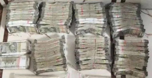 ଖାମ୍‌ରେ ହଜାରେ ଟଙ୍କା ଭର୍ତ୍ତି କରି ବାଣ୍ଟୁଥିବା ଅଭିଯୋଗ: ୨ ଗିରଫ