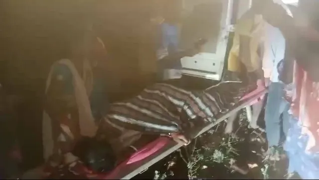 ଗାଁକୁ ପହଞ୍ଚି ପାରିଲା ନାହିଁ ଆମ୍ବୁଲାନ୍ସ, ଷ୍ଟ୍ରେଚରରେ ବୁହା ହେଲେ ପ୍ରସୂତି