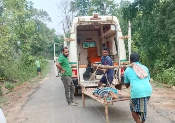 ଗାଁକୁ ଆମ୍ବୁଲାନ୍ସ ଆସିଲାନି: ଖଟିଆରେ ବୁହା ହେଲେ ରୋଗୀ