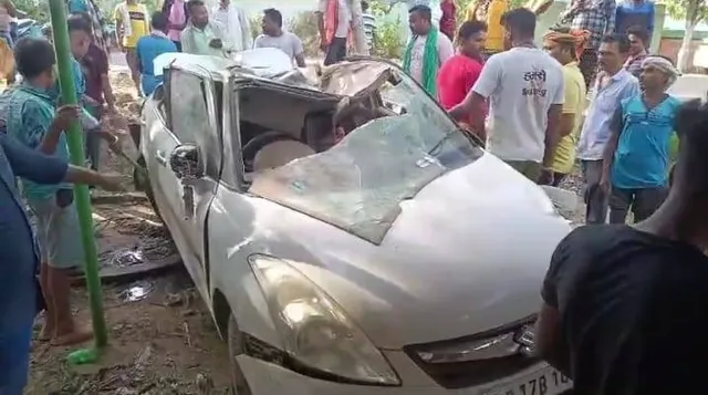 ଫାଟିଲା ଚକ: ଭାରସାମ୍ୟ ହରାଇ ଗଛରେ ପିଟିହେଲା ଦ୍ରୁତଗାମୀ କାର୍‌, ଅଳ୍ପକେ ବର୍ତ୍ତିଲେ ଚାଳକ