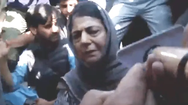 ପିଡିପି ପୋଲିଂ ଏଜେଣ୍ଟ,କର୍ମୀ ଅଟକ: ଧାରଣା ଦେଲେ ମେହବୁବା ମୁଫତି