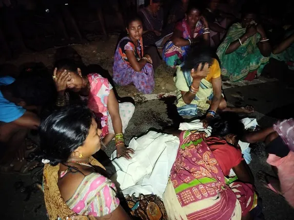 ରାସ୍ତାକଡ଼ରେ ଠିଆ ହୋଇଥିଲେ; ବାଇକ୍‌ ଆସି ଧକ୍କା ଦେଲା, ଦୁଇ ଯୁବକଙ୍କ ମୃତ୍ୟୁ