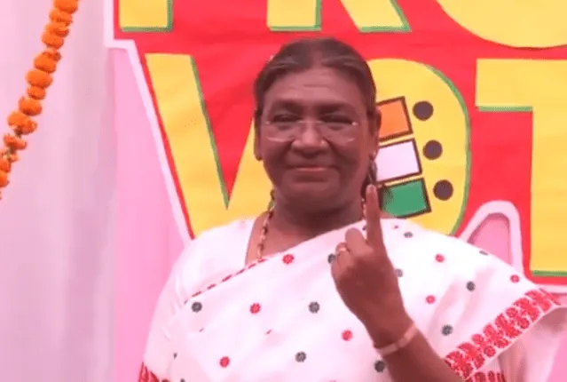 ମତଦାନ କଲେ ଦେଶର ପ୍ରଥମ ନାଗରିକ