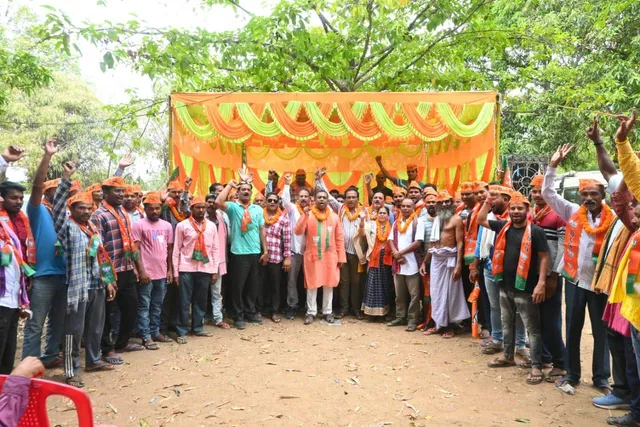 ଶଙ୍ଖ ଛାଡ଼ି ପଦ୍ମ ଧରିଲେ ଶତାଧିକ କର୍ମୀ: ବିଧାୟକ ପ୍ରାର୍ଥୀ ରଘୁନାଥ ଜଗଦଲାଙ୍କୁ ଦେଲେ ସମର୍ଥନ