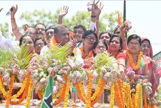 ବୀରମହାରାଜପୁରରେ ପ୍ରାର୍ଥିପତ୍ର ଦାଖଲ ପରେ ବିଶାଳ ରାଲି ସହ ଶକ୍ତି ପ୍ରଦର୍ଶନ କଲେ ବିଜେପି ପ୍ରାର୍ଥୀ ରଘୁନାଥ