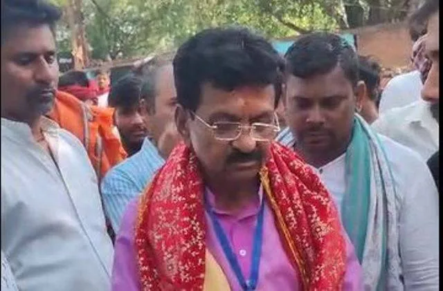 ବୁଥ ଭିତରେ ପଶିବାକୁ ଉଦ୍ୟମବେଳେ ସାରଦାଙ୍କୁ ବୁଥ ଭିତରୁ ଠେଲି ବାହାର କରିଦେଲେ ବସ୍ତିବାସିନ୍ଦା