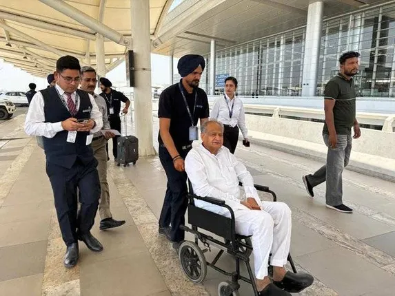 କାହିଁକି ସଭା ବାତିଲ କରି ହ୍ୱିଲ ଚେୟାରରେ ଗଲେ ଗେହଲୋଟ, ଜାଣନ୍ତି କି?