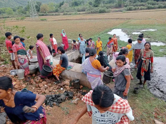 ଗାଁ ଚୁଆରୁ ପଙ୍କ ଉଦ୍ଧାର କଲେ ମହିଳା